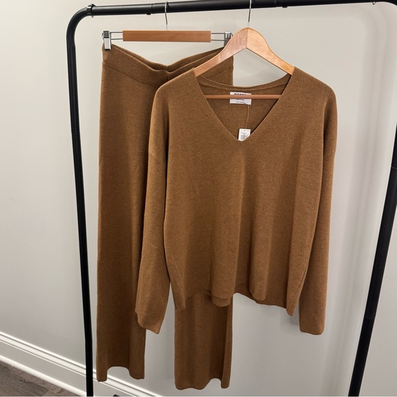 Old Navy Bell Sleeve V-Neck Sweater and High Waisted Crop Kick Sweater Pants Set - Picture 4 of 7